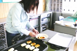 焼き餅を作っている写真