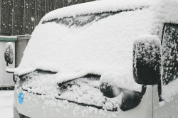 トラックに積もった雪の写真