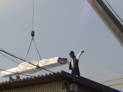 屋根の上に載る荷物の写真