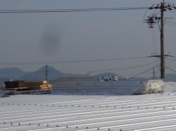 屋根の上に置いてある荷物の写真